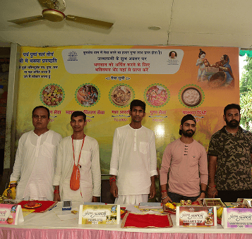 Devotees serving prasadam together